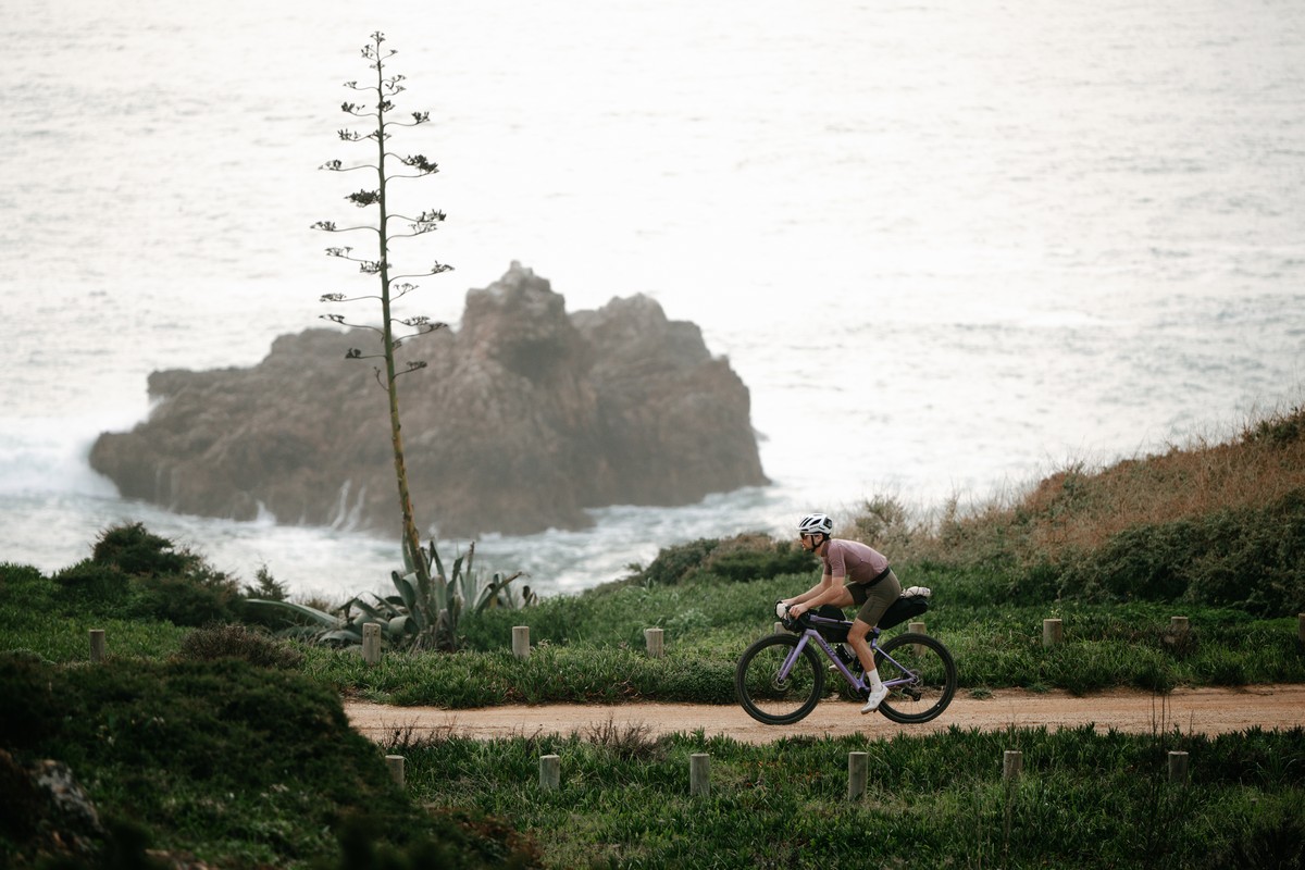 Kolesar na novem gravel kolesu Scott Addict gravel 2027